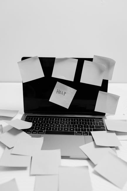 Laptop sommerso da post-it con la scritta Aiuto, metafora della pressione per la scadenza Erasmus+ del 1° ottobre
