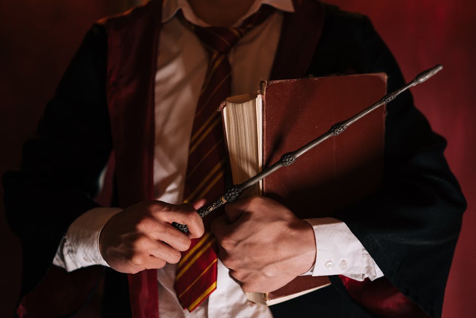 Enea mago: dettaglio di un uomo in abito da mago con libro e bacchetta, simbolo di saggezza e potere nel racconto epico