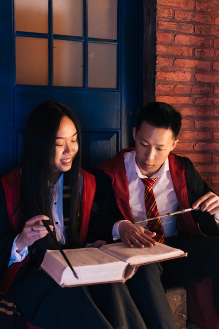 Studenti primari in costume leggono un libro di matematica con bacchette magiche, esplorando la magia dei numeri e delle forme.