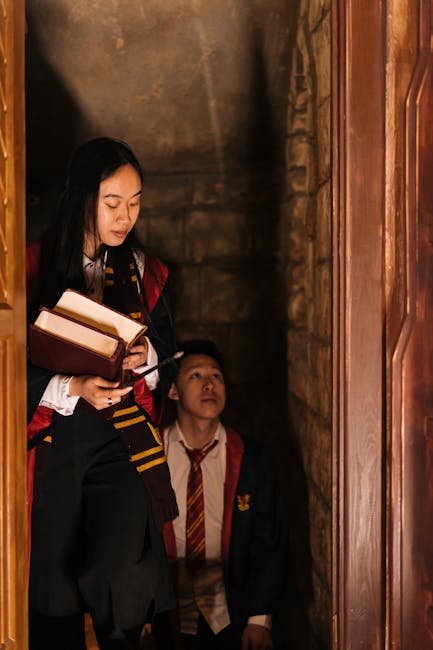Studenti in costume da Harry Potter con libro e bacchetta magica, ambientazione misteriosa e suggestiva.