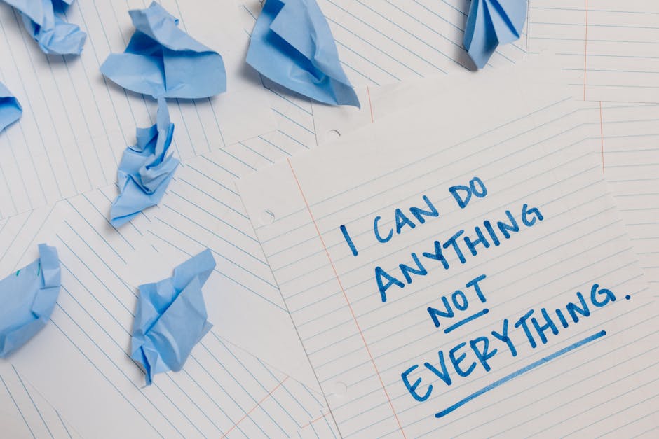 Fogli di carta accartocciati e frase motivazionale scritta a mano sull'importanza di focalizzarsi durante i test di valutazione intermedia.