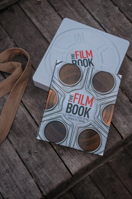 Libro The Film Book su tavolo di legno, guida completa al cinema acquistabile con Carta Cultura 2025