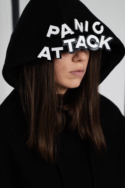 Laura Testo: Donna con felpa nera e scritta Panic Attack, analisi delle emozioni nascoste e vulnerabilità psicologica