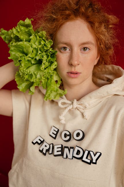 Ragazza con lattuga e felpa eco-friendly: un'immagine di salute e sostenibilità per la Sanità Unica e il benessere collettivo.
