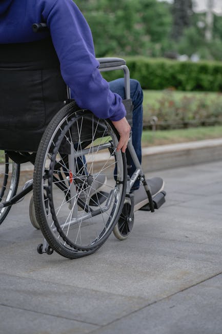 Persona in sedia a rotelle: diritti e accesso dei professionisti sanitari agli alunni con disabilità a scuola.