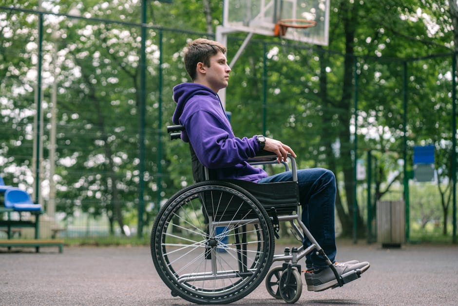 Studente in sedia a rotelle su campo da basket: inclusione scolastica e valutazione alunni BES, superare le sfide nell'apprendimento.