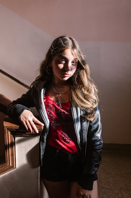 Studentessa assente durante il cedimento scolastico a Siracusa, ritratto di una giovane con giubbotto di pelle e sguardo intenso.