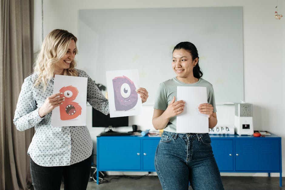 Insegnanti sorridenti mostrano disegni di mostri alfabetici in classe, esempio di passione educativa nonostante le sfide delle gite scolastiche.