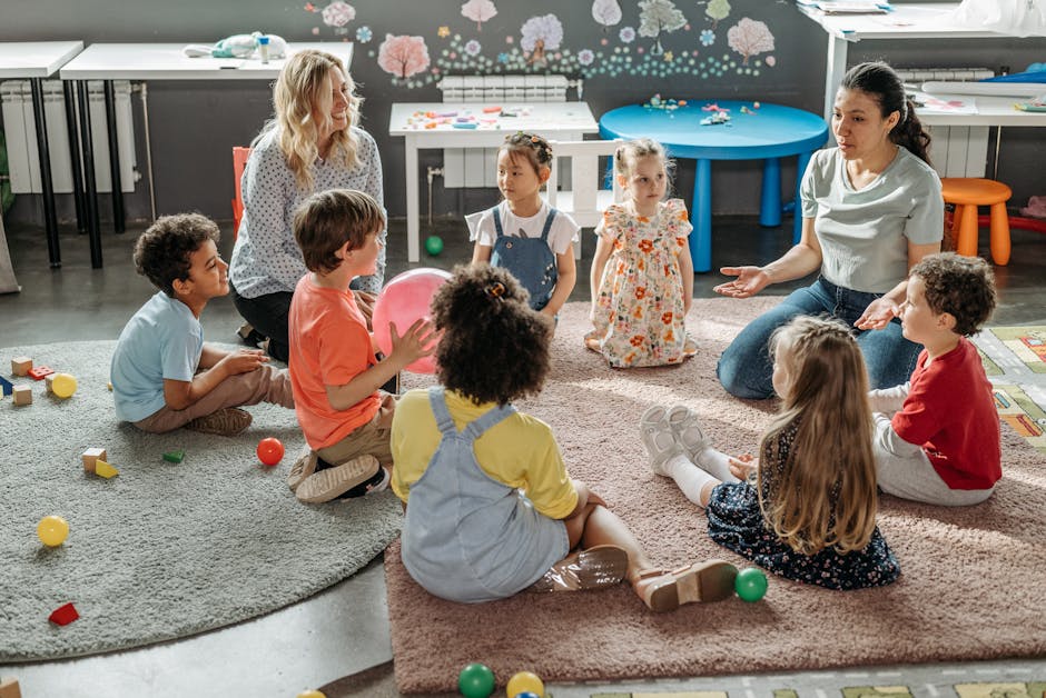 Bambini seduti in cerchio con insegnanti che guidano giochi ritmici per lo sviluppo e la crescita in un ambiente scolastico accogliente.