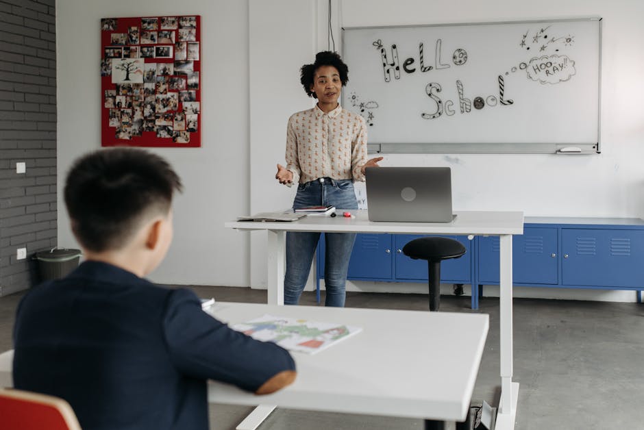 Insegnante spiega attività alternative all'IRC a uno studente, anno scolastico 2025/26, procedure nomina docenti e stipendi