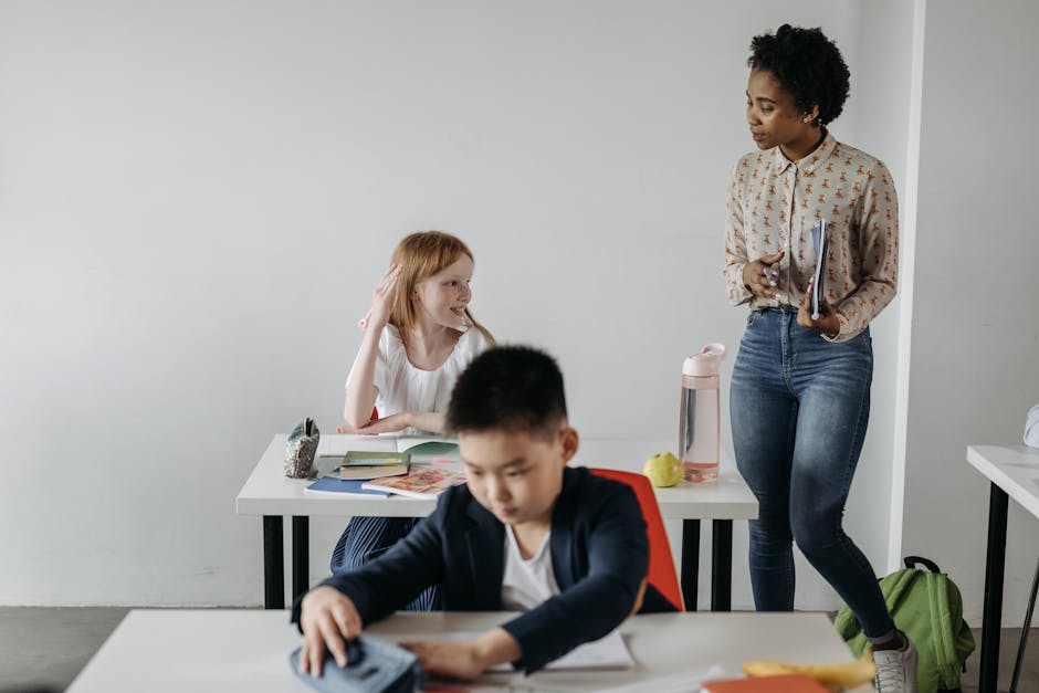 Docente afroamericana in classe con studenti: focus su mobilità e foresterie per insegnanti fuorisede. Graduatorie e opportunità.