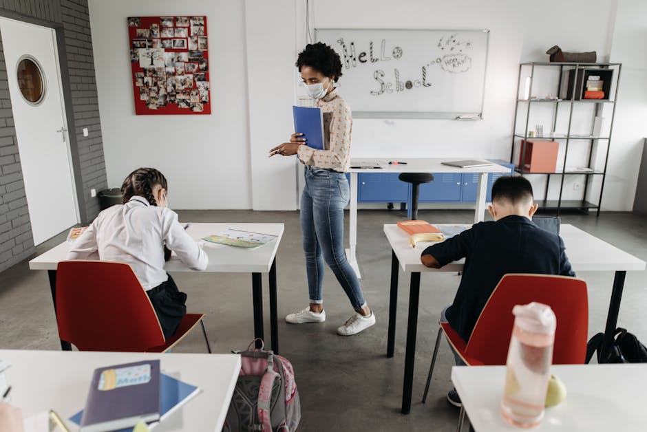 Insegnante con mascherina spiega in classe a studenti seduti ai banchi, esempio di impegno civico e volontariato a scuola.