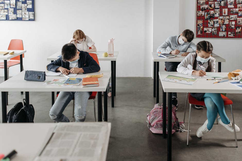 Studenti con mascherina in classe a La Spezia durante lo studio sulla sicurezza scolastica promosso dal CNDDU che richiede provvedimenti urgenti.