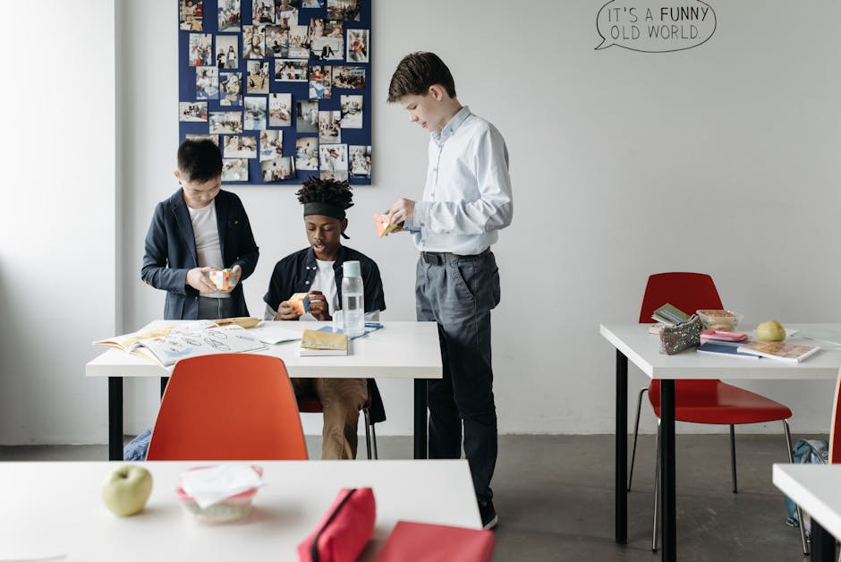 Studenti collaborano a risolvere un cubo di Rubik in classe, esempio di apprendimento attivo e pedagogia innovativa