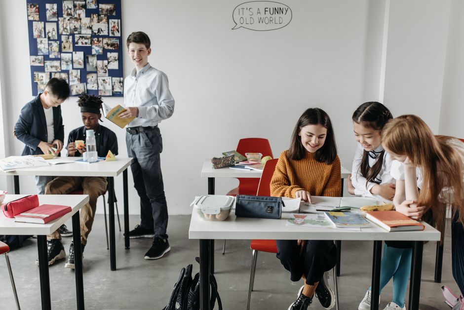 Il divario tra scuola e società: le nuove tappe normative per l'educazione civica ed emotiva