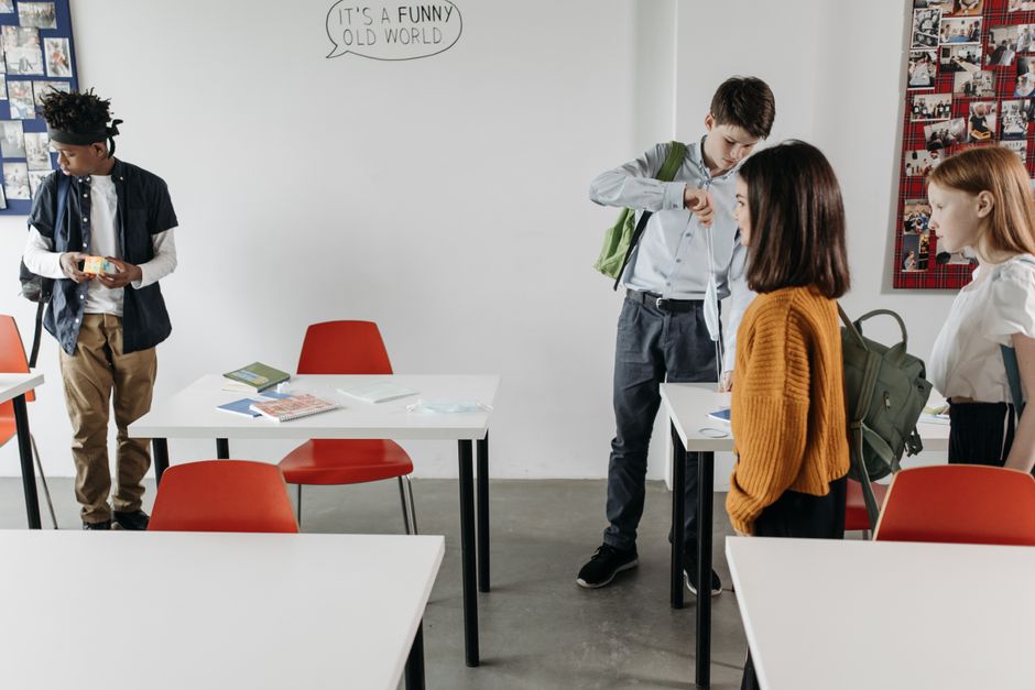 Alterare il software delle presenze per ferie: Cassazione conferma licenziamento e ribadisce il vincolo fiduciario con la scuola