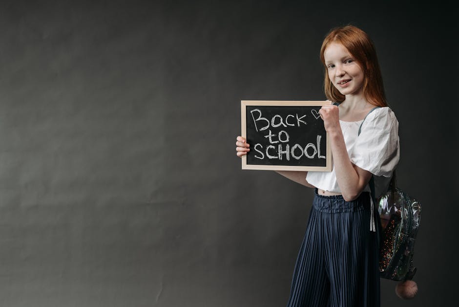 Aisha, l'unica studentessa di Stromboli, felice di tornare a scuola con la sua lavagnetta Back to School e lo zaino