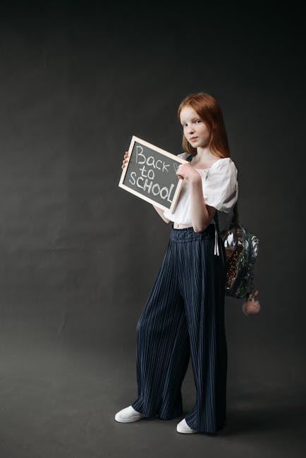 Ragazza con lavagna Back to School e zaino, offerte abbigliamento rientro a scuola, moda per studenti, promozioni scolastiche