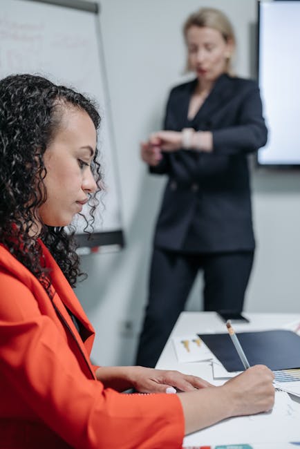 Studentessa concentrata durante una lezione sui master eCampus per DSA e BES, formazione inclusiva e avanzata per docenti e professionisti.
