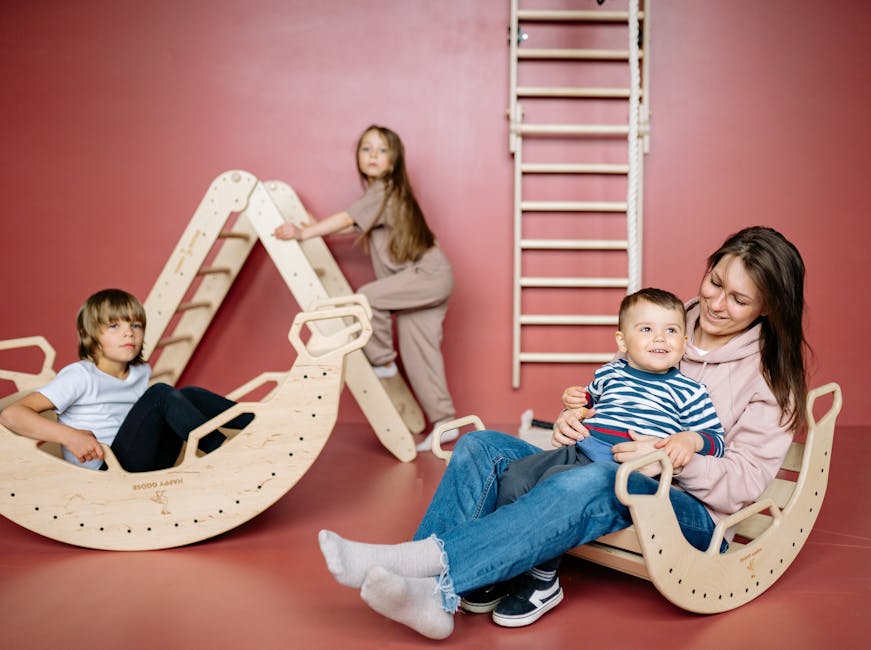 Bambini che giocano con strutture in legno: un approccio ludico per la valutazione continua e l'apprendimento dinamico.