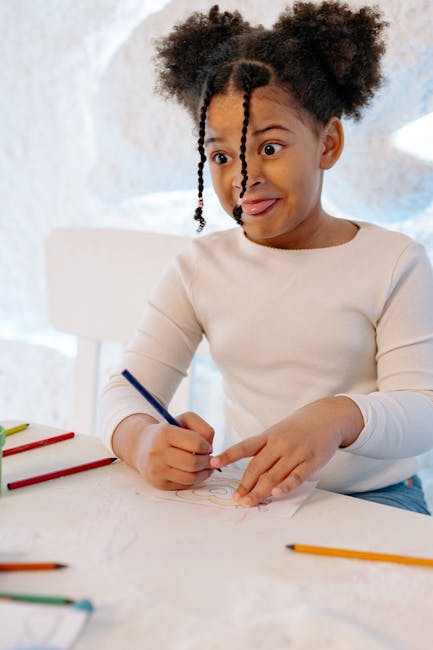Bambina concentrata che disegna con le matite colorate, doposcuola per aiuto compiti e potenziamento didattico