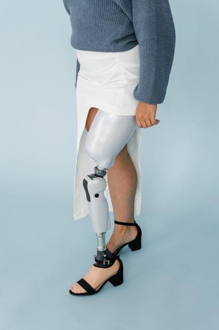 Donna con protesi alla gamba che indossa scarpe eleganti, esempio di tecnologia inclusiva per la didattica e l'accessibilità.