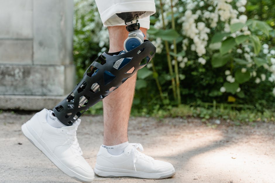 Persona con protesi alla gamba che cammina, esempio di tecnologia inclusiva e didattica innovativa per l'accessibilità