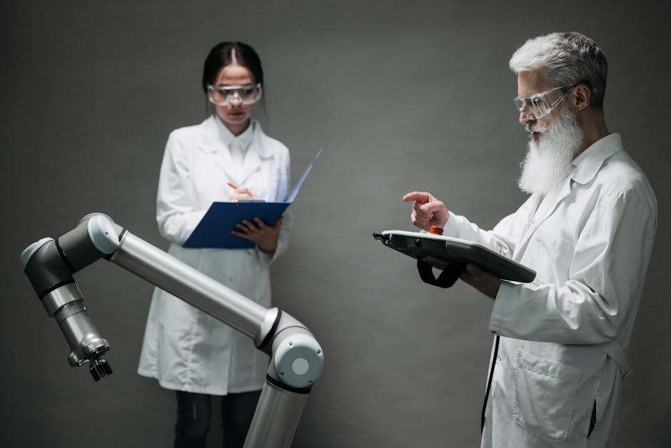 Ricercatori in laboratorio di analisi big data per licei che studiano un braccio robotico e prendono appunti.