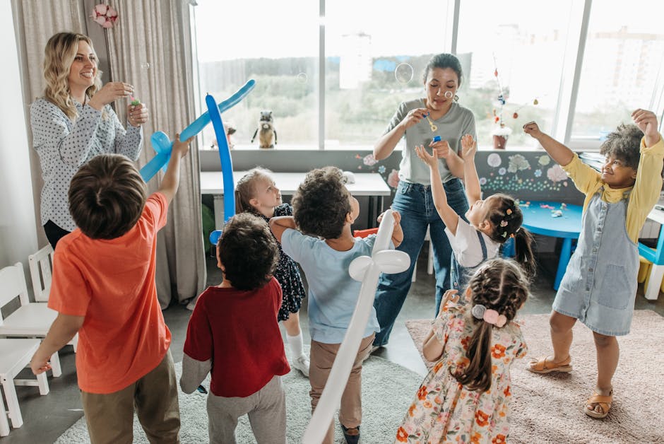 Insegnanti e bambini giocano con bolle e palloncini in classe, opportunità di supplenze brevi per docenti