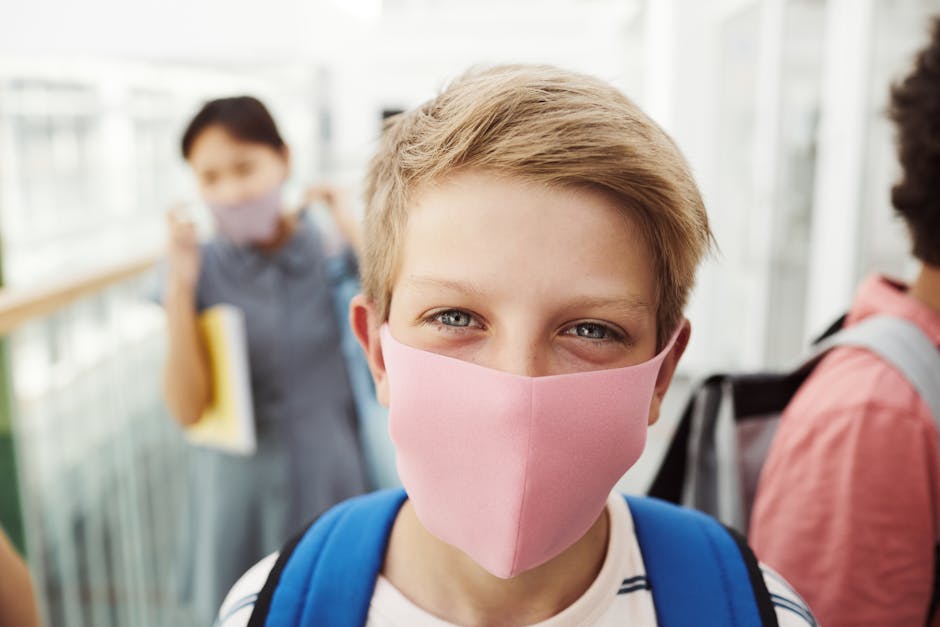 Studente con mascherina rosa in autobus scolastico: focus su sicurezza e rispetto delle norme CAM nel trasporto scolastico a Bari.