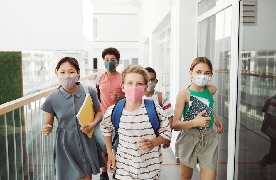 Studenti con mascherine che corrono nel corridoio scolastico: esempio di didattica interattiva e apprendimento attivo in sicurezza.