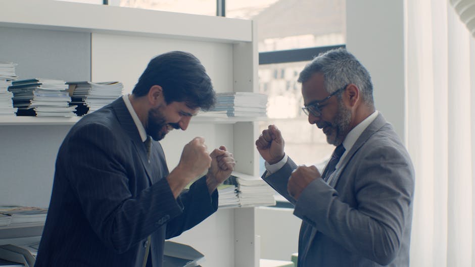 Due uomini d'affari esultano per il successo, simbolo di opportunità di carriera e approcci innovativi per raggiungere obiettivi professionali.