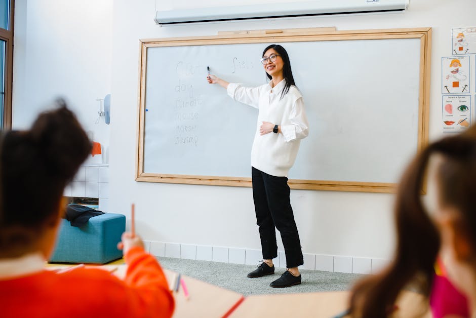 Insegnante spiega alla lavagna in classe: focus sul benessere psicologico a scuola e il ruolo dello psicologo scolastico