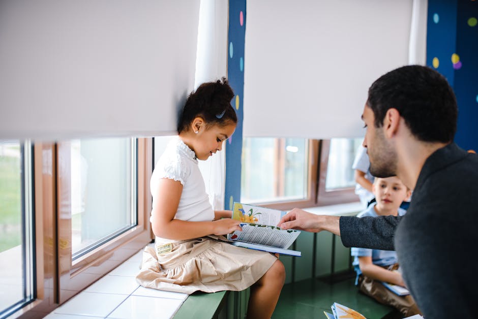 Immagine simbolica di inclusione scolastica e supporto didattico, in contrasto con la tragedia dell'alunno autistico e il processo al docente.