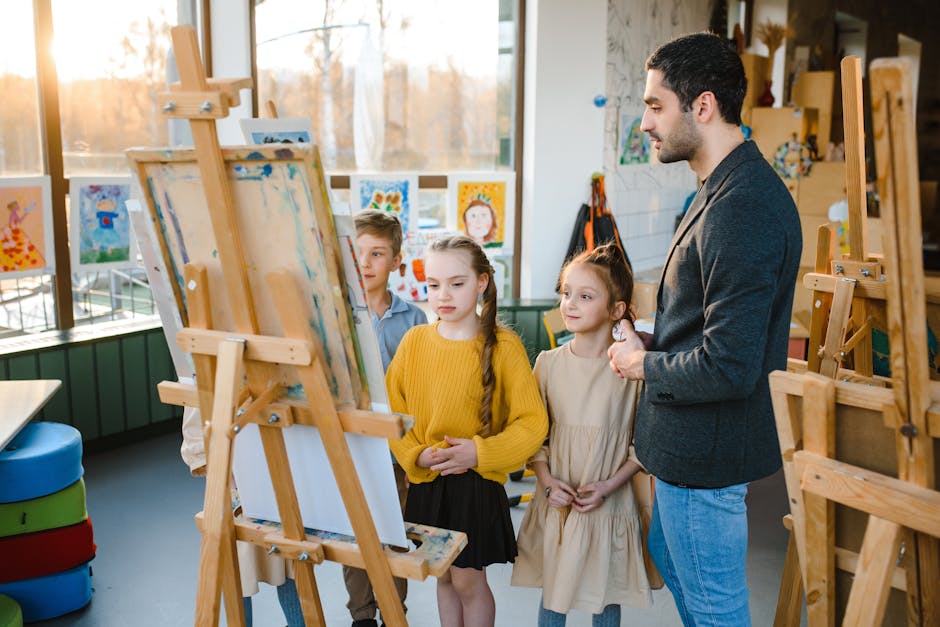 Insegnante d'arte con bambini che osservano un dipinto su cavalletto, contesto scolastico e responsabilità legali per la sicurezza degli alunni.