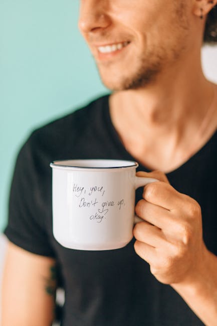 Uomo sorridente con tazza motivazionale 'Non arrenderti', incoraggiamento per il primo giorno di scuola e successo scolastico.