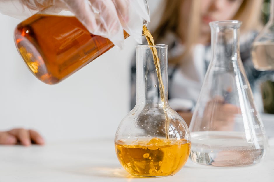 Esperimento scientifico con liquidi colorati in laboratorio scolastico per articolo su Vincenzo Schettini e l'entusiasmo nell'apprendimento.
