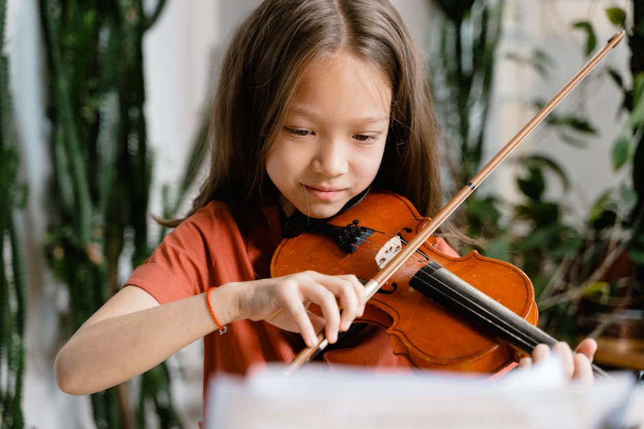 Giovane studentessa suona il violino all'Accademia musicale, concentrata e sorridente, talento emergente nel debutto musicale.