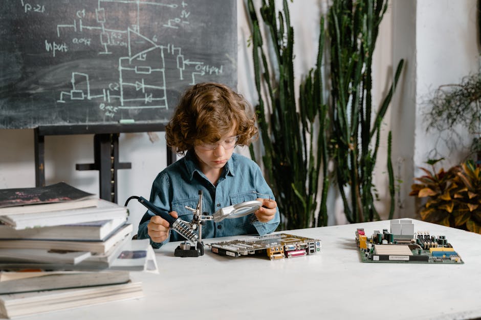 Bambino con lente d'ingrandimento esamina scheda madre, futuro dell'istruzione e tecnologie intelligenti in ambiente scolastico.