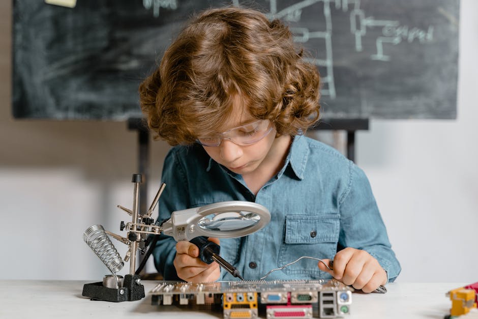 Bambino con occhiali che salda una scheda elettronica, ispirato dal genio di Archimede e dalle sue invenzioni innovative.