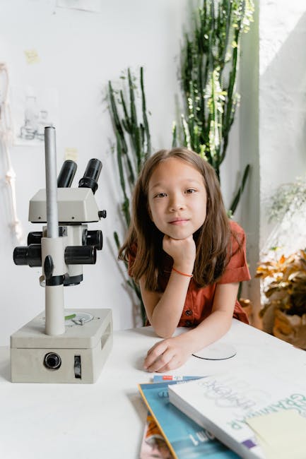Bambina sorridente con microscopio durante gita scolastica scientifica, esperienza educativa indimenticabile tra natura e scoperta.
