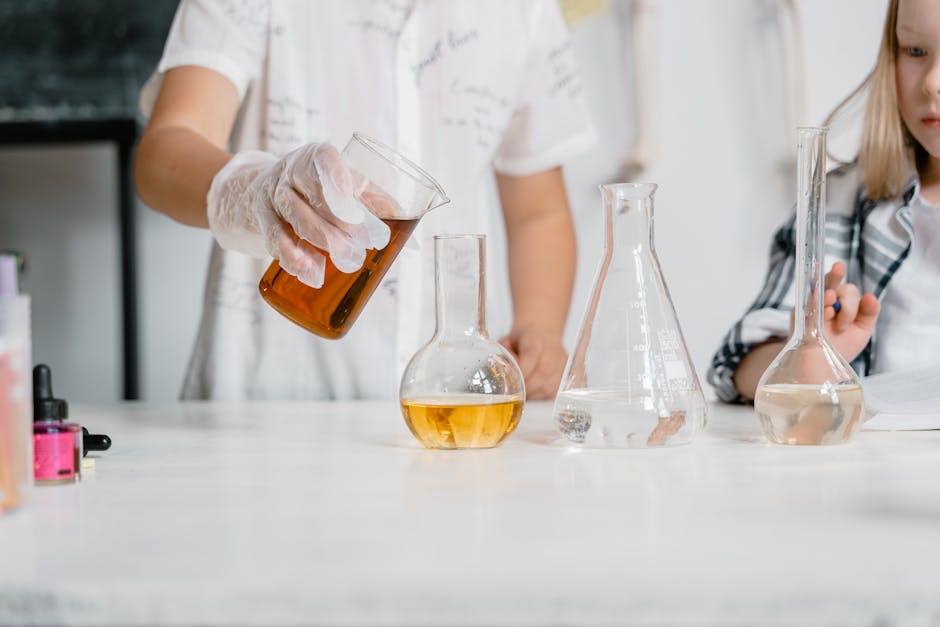 Esperimento scientifico con liquidi colorati in beute di vetro, applicazione pratica della circonferenza in chimica e fisica.