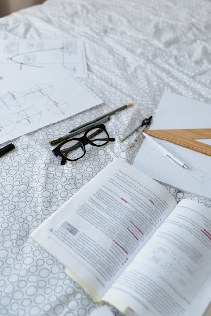 Preparazione Olimpiadi Matematica: libro aperto, schemi, strumenti di geometria. Focus studio e concentrazione per il successo.