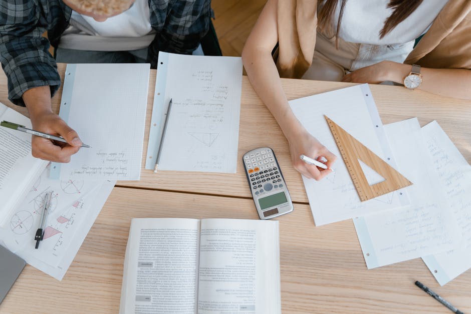 Studenti che calcolano la distanza punto-piano con formule, calcolatrice e strumenti di geometria per l'articolo scientifico.