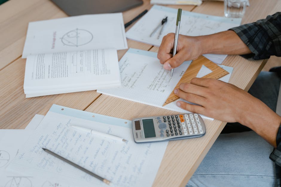 Studente che utilizza PDF di algebra per semplificare lo studio, con calcolatrice, righello e appunti sul tavolo.