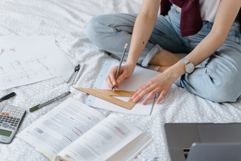 Donna che usa calcolatrice e squadra per risolvere radici quadrate a letto, guida all'uso della calcolatrice per radici.