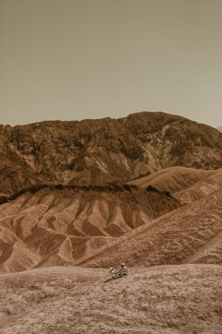 Un astronauta solitario esplora un paesaggio marziano arido e roccioso, simbolo della ricerca di nuove frontiere nell'apprendimento distribuito.