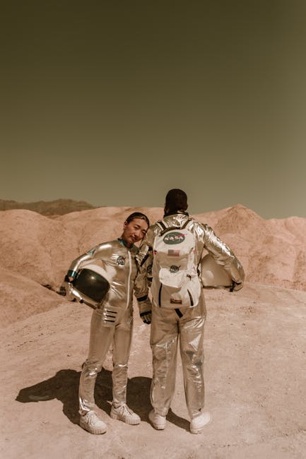 Due astronauti in tuta spaziale su un paesaggio desertico, simbolo dell'esplorazione spaziale e nuove frontiere scientifiche.