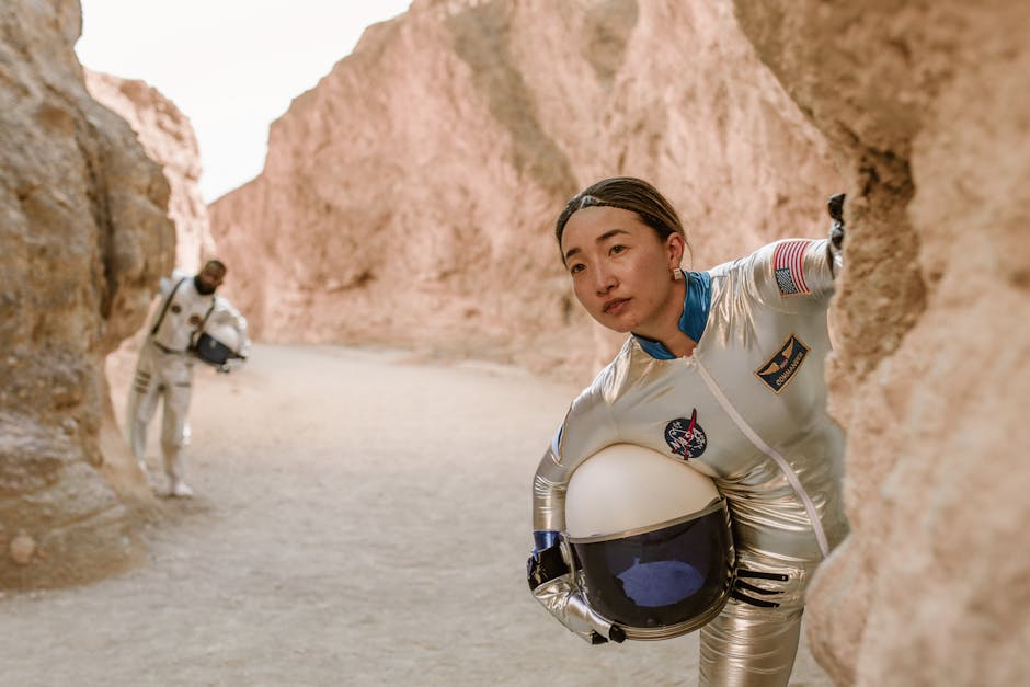 Astronauti esplorano canyon desertico in tuta spaziale NASA, ricerca scientifica di ambienti estremi per comprendere meglio il mondo naturale.