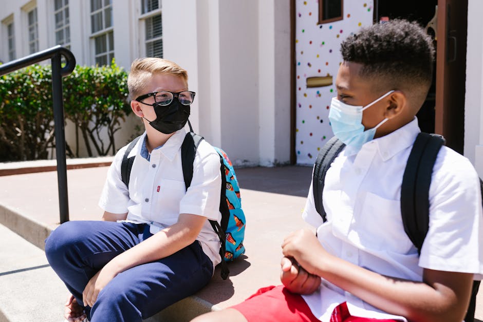Ettore e Achille, studenti della primaria con mascherina, pronti per l'inizio della scuola a settembre secondo le Indicazioni Nazionali.